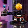LEGO® Planeta Země a Měsíc na oběžné dráze 42179